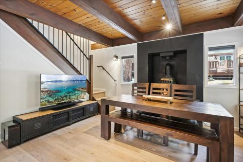 Cobalt Cabin by Tahoe Getaways - Beautifully Remodeled Pet Friendly 3 BR with Hot Tub & EV Cobalt Cabin by Tahoe Getaways - Beautifully Remodeled Pet Friendly 3 BR with Hot Tub & EV
