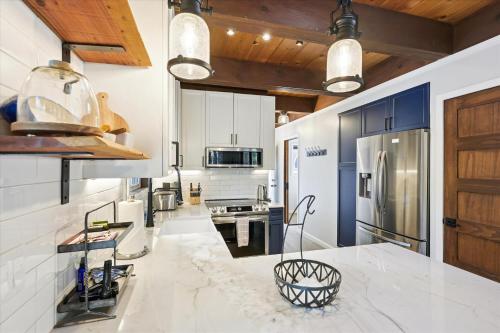 Cobalt Cabin by Tahoe Getaways - Beautifully Remodeled Pet Friendly 3 BR with Hot Tub & EV Cobalt Cabin by Tahoe Getaways - Beautifully Remodeled Pet Friendly 3 BR with Hot Tub & EV