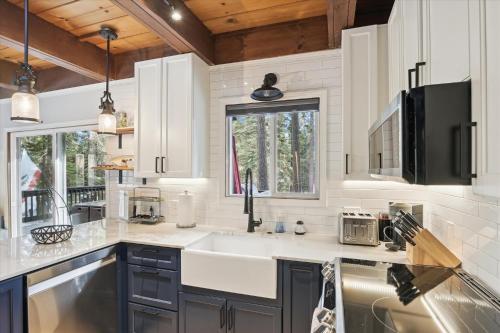 Cobalt Cabin by Tahoe Getaways - Beautifully Remodeled Pet Friendly 3 BR with Hot Tub & EV Cobalt Cabin by Tahoe Getaways - Beautifully Remodeled Pet Friendly 3 BR with Hot Tub & EV