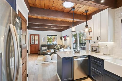 Cobalt Cabin by Tahoe Getaways - Beautifully Remodeled Pet Friendly 3 BR with Hot Tub & EV Cobalt Cabin by Tahoe Getaways - Beautifully Remodeled Pet Friendly 3 BR with Hot Tub & EV