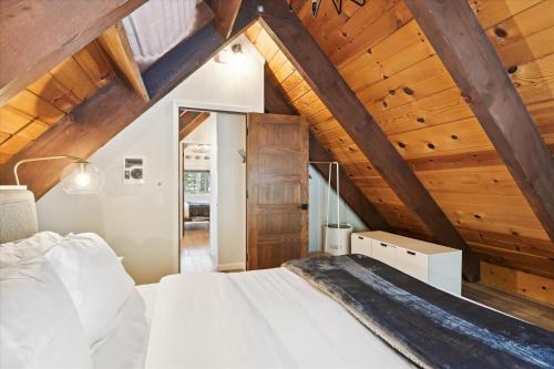 Cobalt Cabin by Tahoe Getaways - Beautifully Remodeled Pet Friendly 3 BR with Hot Tub & EV Cobalt Cabin by Tahoe Getaways - Beautifully Remodeled Pet Friendly 3 BR with Hot Tub & EV