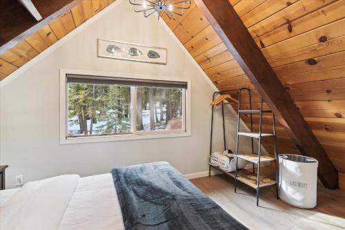 Cobalt Cabin by Tahoe Getaways - Beautifully Remodeled Pet Friendly 3 BR with Hot Tub & EV Cobalt Cabin by Tahoe Getaways - Beautifully Remodeled Pet Friendly 3 BR with Hot Tub & EV