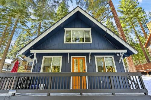 Cobalt Cabin by Tahoe Getaways - Beautifully Remodeled Pet Friendly 3 BR with Hot Tub & EV Cobalt Cabin by Tahoe Getaways - Beautifully Remodeled Pet Friendly 3 BR with Hot Tub & EV