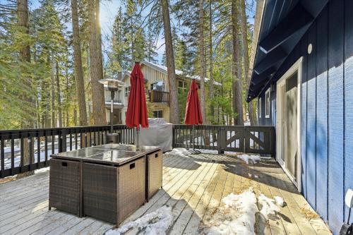 Cobalt Cabin by Tahoe Getaways - Beautifully Remodeled Pet Friendly 3 BR with Hot Tub & EV Cobalt Cabin by Tahoe Getaways - Beautifully Remodeled Pet Friendly 3 BR with Hot Tub & EV