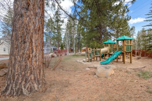 Cedar Crest- Hot Tub- Walk to Ice Skating- Near Downtown and Northstar!