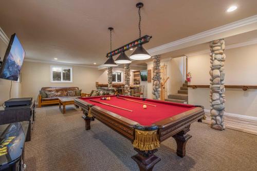 Big Bear Lake Mountain-View Cabin with Hot Tub! in Big Bear Lake, USA