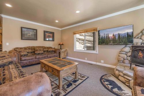 Big Bear Lake Mountain-View Cabin with Hot Tub! in Big Bear Lake, USA
