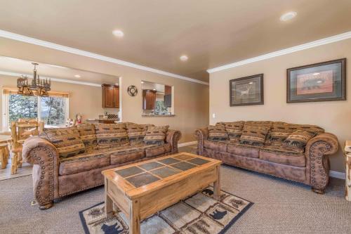 Big Bear Lake Mountain-View Cabin with Hot Tub! in Big Bear Lake, USA