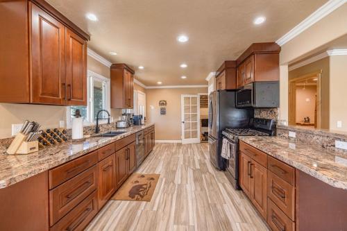 Big Bear Lake Mountain-View Cabin with Hot Tub! in Big Bear Lake, USA