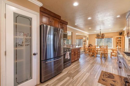 Big Bear Lake Mountain-View Cabin with Hot Tub! in Big Bear Lake, USA