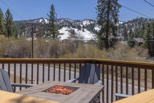 Big Bear Lake Mountain-View Cabin with Hot Tub! in Big Bear Lake, USA