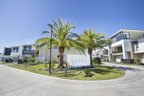 B&B Costa Dorada - Stunning 3BR in Serene Loc Varied Amenities BBQ - Bed and Breakfast Costa Dorada