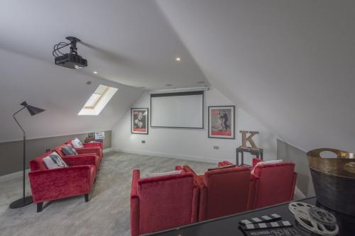 5 bedrooms, 6 beds