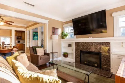 Charming Los Angeles Craftsman-Cottage House photo 2