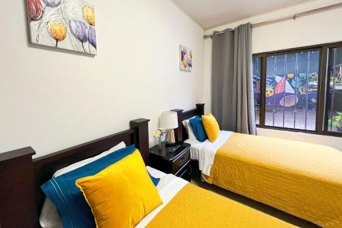 Twin Room with Shared Bathroom image 4