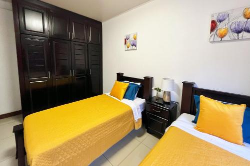 Twin Room with Shared Bathroom image 2