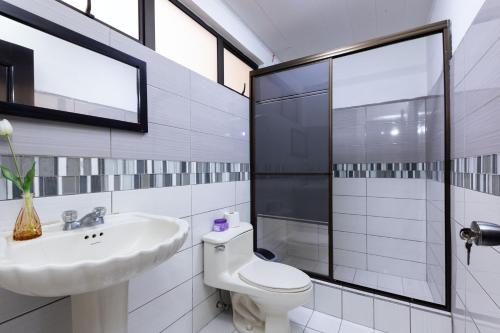 Double Room with Private Bathroom image 8