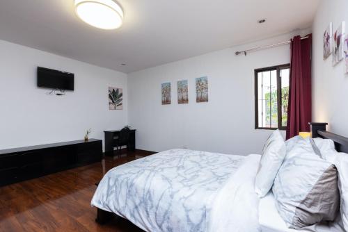 Double Room with Shared Bathroom image 6