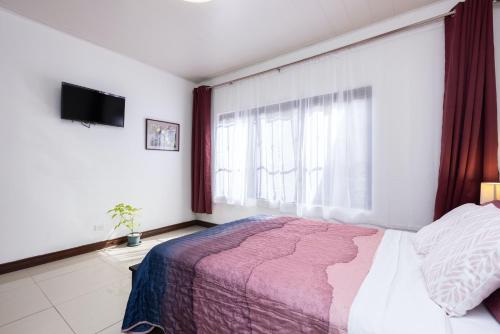 Double Room with Shared Bathroom image 4
