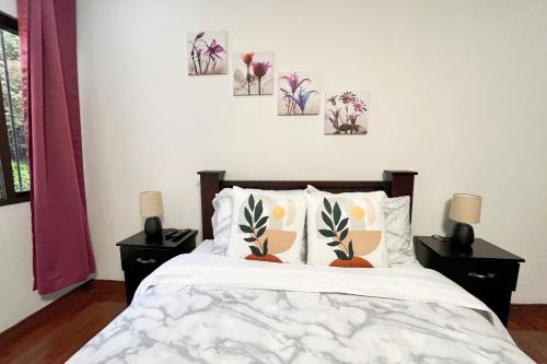 Double Room with Shared Bathroom image 2