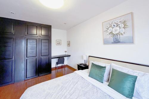 King Room with Balcony image 2