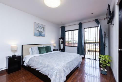 King Room with Balcony image 5