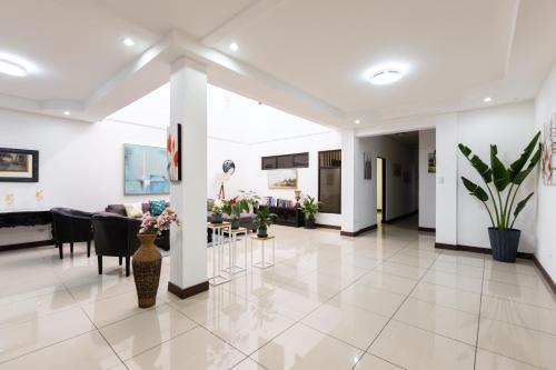 Shared lounge/TV area, Viva Guest House in Pavas