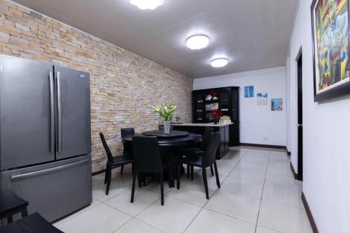 Kitchen, Viva Guest House in Pavas