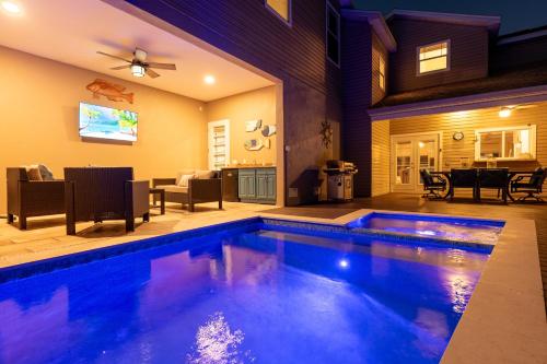 NEW Bay Dreamin 4 Bedroom Private Pool Spa Beach Front Property home