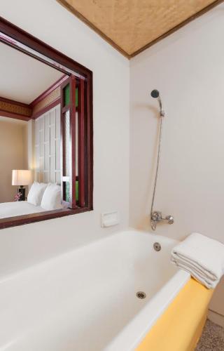 room detail thumbnail 2