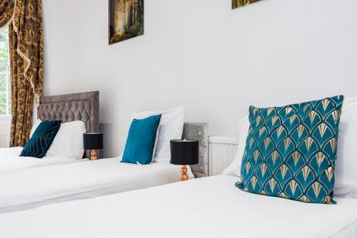 Luxury Canary Wharf Apartment with Parking - image 12