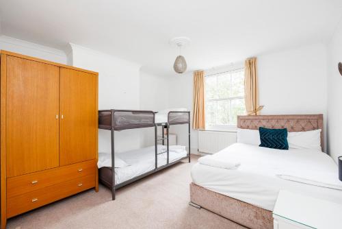 Luxury Canary Wharf Apartment with Parking - image 7