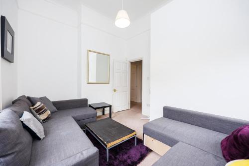 Luxury Canary Wharf Apartment with Parking - main image