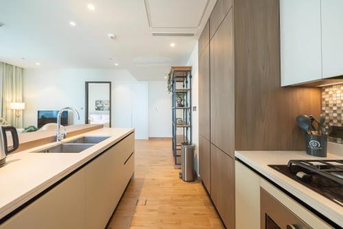 Tranquil 2BR Haven in the Heart of Dubai Marina 28AB04 - image 8