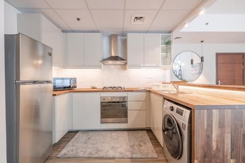 1BDR Apartment in Dubai Marina with Marina Views - image 2