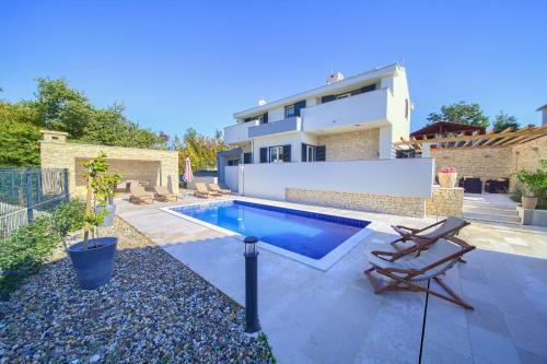 Peldbaseins, Vila Adrimar in Risika