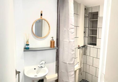 Charmant cabanon les pieds dans l’eau… - Tap to explore photos