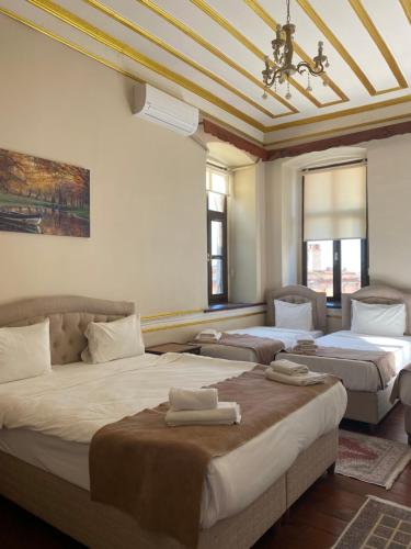 1 queen bed, 3 twin beds