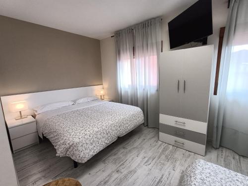 1 queen bed, 1 sofa bed