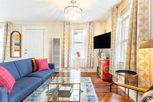 Sutro: Vibrant & Cozy Studio in Central Noe Valley