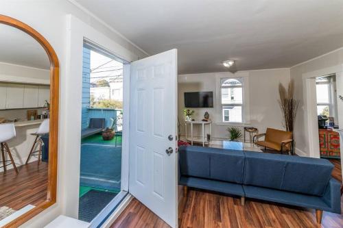 Sutro: Vibrant & Cozy Studio in Central Noe Valley