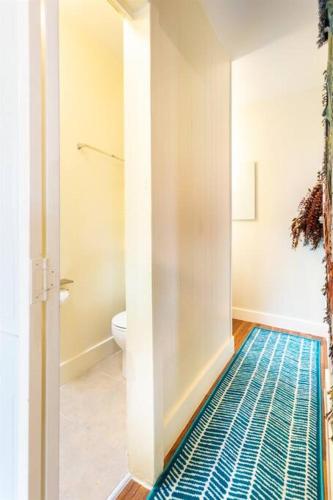 Sutro: Vibrant & Cozy Studio in Central Noe Valley