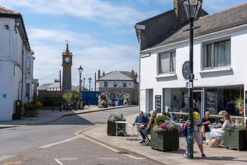 Bright and Modern St Just 1 bedroom apartment in old Cornwall