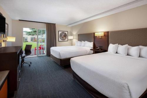 Queen Room with Two Queen Beds and Courtyard View - Non-Smoking