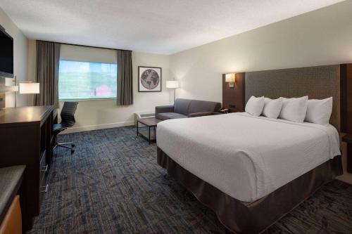 Ramada by Wyndham Spokane Airport Room Type - Deluxe Queen Room, Non-Smoking