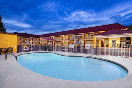 Days Inn by Wyndham Barnwell - Accommodation