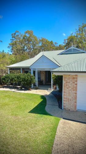 Perfect North Brisbane Retreat 4 bed