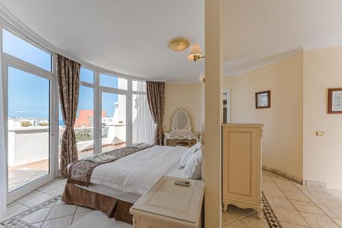 Flamingo Suites Boutique Hotel - image 6