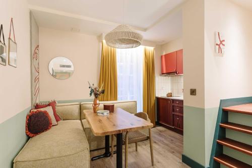 room2 Belfast Hometel - Tap to explore photos