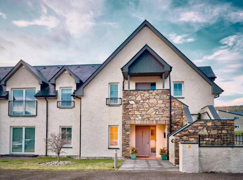 The Steadings, Aviemore Luxury 5 star rated 3 Bed with home cinema garden and parking - Apartment - Aviemore